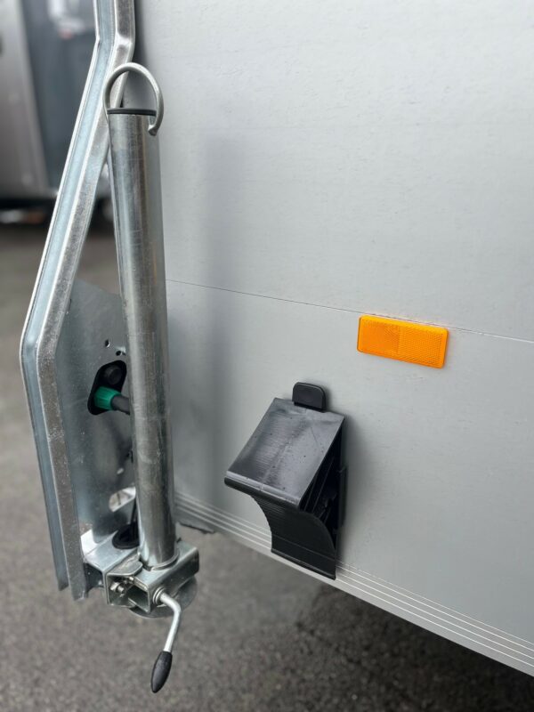 Debon Roadster C255 Van Trailer - wheel chock to the side always with you