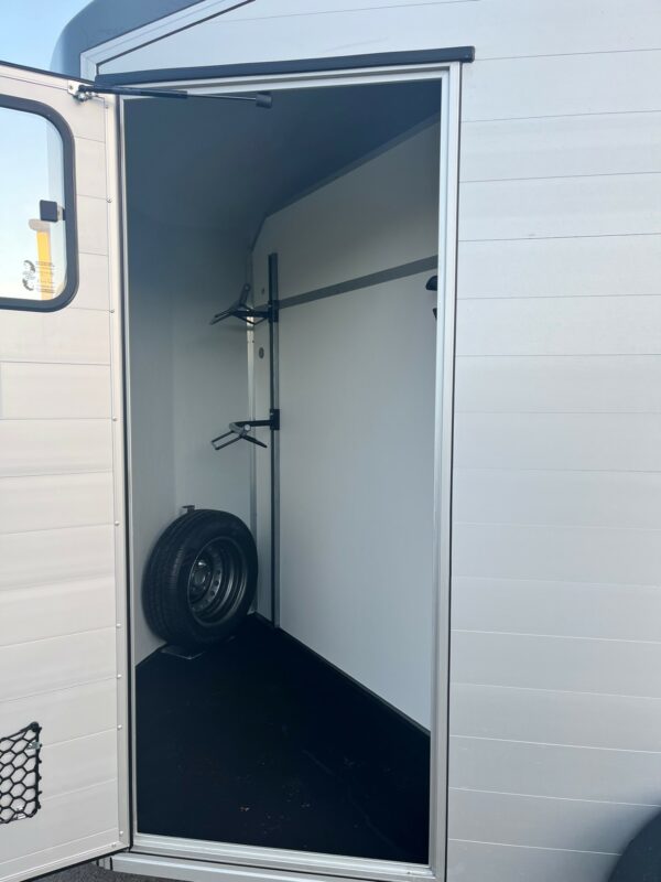 spacious tack locker in the MAXI 2