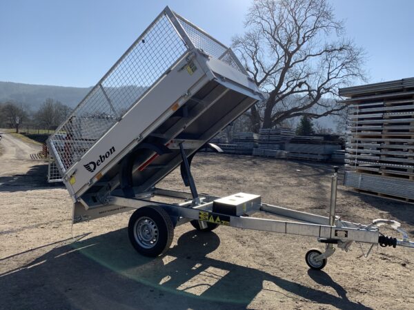 The Debon PW0 is a Single Axle Rear Tipper, electric tip with Mesh Extension sides.  The Debon PW0 Single Axle Tipper has a maximum Gross Weight of 1500kg